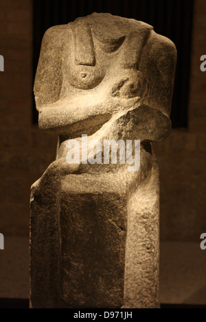 Statua di 'Isis Lactans' con una iscrizione Meroitic. Meroitisch, 100 BC - 300 D.C. Gebel Barkal (Sudan) il granito grigio Foto Stock