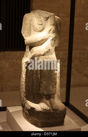 Statua di 'Isis Lactans' con una iscrizione Meroitic. Meroitisch, 100 BC - 300 D.C. Gebel Barkal (Sudan) il granito grigio Foto Stock