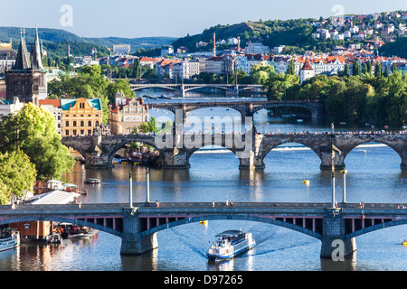 Vista di Praga e di ponti sul fiume Moldava (Moldau) Repubblica ceca. Famoso Ponte Carlo è il secondo da fondo. Foto Stock