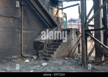 Una vecchia fabbrica abbandonata Foto Stock