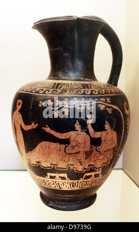 Red-figured oinochoe (Brocca) con un simposio (festa) realizzato in Lucania circa 280-360 BC attribuita al Brooklyn- pittore di Budapest Foto Stock