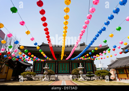 Multi-lampioncini colorati appesi fino al tempio per la celebrazione di compleanno di Buddha. Foto Stock