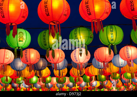 Lanterne di notte a celebrare il compleanno di Buddha in Corea. Foto Stock