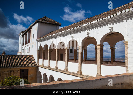 Galleria arcuata windows del Sud Pavillon del Generalife nel complesso Alhambra Foto Stock