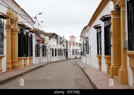 Il bianco e il giallo case coloniali in Mompos (Mompox), di Santa Cruz de Mompox, Colombia, Sud America Foto Stock