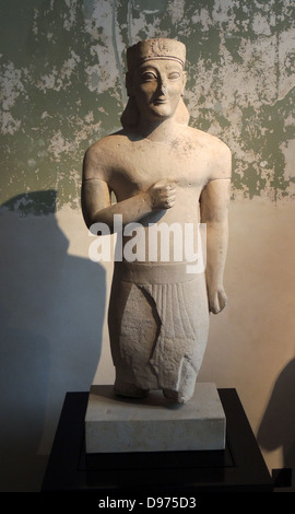 Statua virile con rosette diadema. Il perizoma e la posizione del braccio. Mostra di influenza Egiziana. Circa 600 BC, Idalion, Nicosia New Museum di Berlino Foto Stock