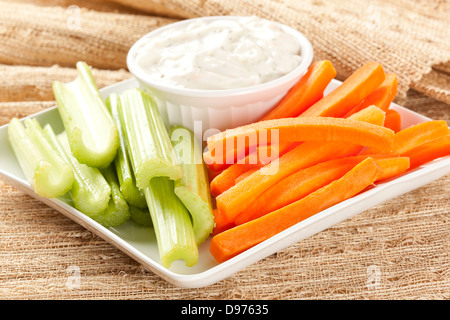 Ranch medicazione con freschi carote e sedano Foto Stock