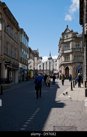 Persone turisti visitatori a piedi nel centro della città in primavera Market Street Lancaster Lancashire Inghilterra Regno Unito GB Gran Bretagna Foto Stock