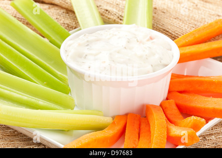 Ranch medicazione con freschi carote e sedano Foto Stock