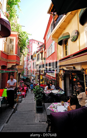 ISTANBUL, Turchia. Bar e caffè su Cezayir Sokagi (noto localmente come francese Street) nel Beyoglu distretto della città. Foto Stock