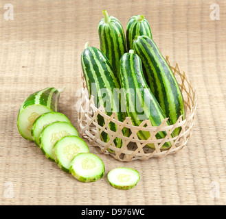 Pulire il cetriolo affettato e visualizzare nel cestello di bambù Foto Stock