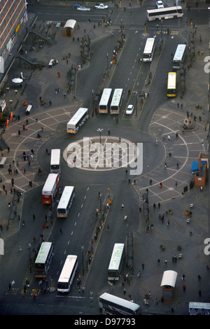 Il punto di vista di una grande fermata bus dalla cima di un grattacielo di Johannesburg. Foto Stock