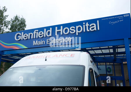 Leicester, Regno Unito. 13 giugno 2013. Leicester dell ospedale di Glenfield entrata principale. Per i bambini di chirurgia cardiaca riforma sospesa dopo Jeremy Hunt, Segretario di Stato per la salute, ha detto che la decisione era viziata e ha ordinato una revisione indipendente. Credito: robin palmer/Alamy Live News Foto Stock