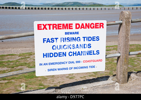 Primo piano di pericolo estremo segno di avvertimento marea Quicksand spiaggia Arnside Cumbria Inghilterra Regno Unito GB Gran Bretagna Foto Stock