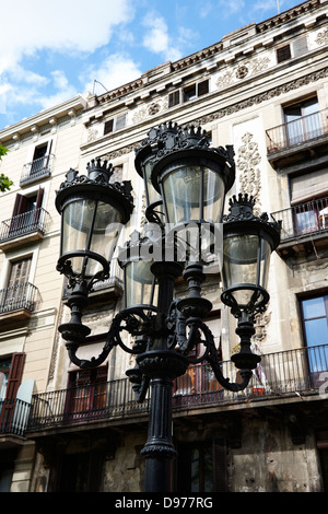 Classic ghisa via la luce al di fuori 25 las Ramblas sulla rambla dels caputxins Barcellona Catalonia Spagna Foto Stock