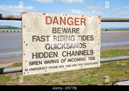 Primo piano di pericolo segnale di avvertimento marea Quicksand spiaggia Arnside Cumbria Inghilterra Regno Unito GB Gran Bretagna