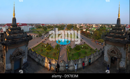 Panoramica orizzontale (3 picture stitch) vista dalla vittoria di gate o di Patuxai nel centro di Vientiane su una soleggiata sera. Foto Stock
