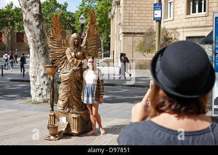 I turisti posano per le foto con la statua vivente, performer di strada sulla rambla Barcellona Catalonia Spagna Foto Stock