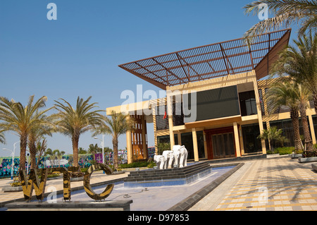 Vista orizzontale di un edificio di nuova costruzione nel centro del WTC lo sviluppo nel centro di Vientiane in una giornata di sole. Foto Stock