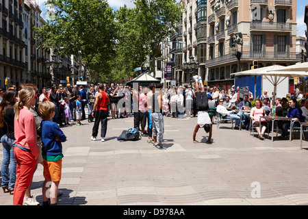 I turisti con acrobat street performer gruppo su la rambla Barcellona Catalonia Spagna Foto Stock