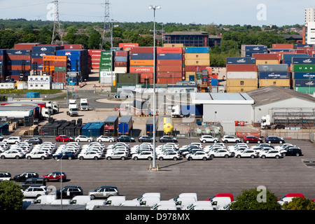 I contenitori di spedizione impilati fino al Porto di Southampton Foto Stock