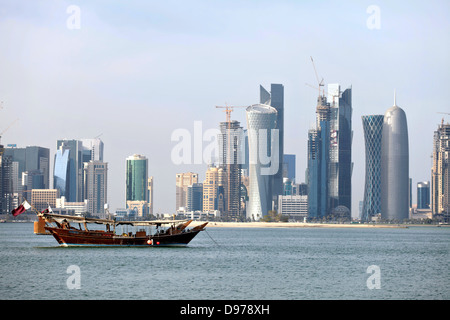 Dhow ormeggiati fianco a fianco nella baia di Doha, di fronte alla costante crescita dello skyline della città, con recentemente completato torri Foto Stock