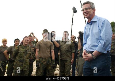 Penkefitz, Germania. Xiii Giugno, 2013. Ministro tedesco della difesa Thomas de Maiziere visite soldati della Bundeswehr in corrispondenza di una diga vicino Penkefitz, Germania, 13 giugno 2013. I soldati del battaglione della logistica 141 da Neustadt am Ruebenberge dighe rinforzato con sacchi di sabbia nella zona Luechow-Dannenberg. Foto: Sebastian Kahnert/dpa/Alamy Live News Foto Stock