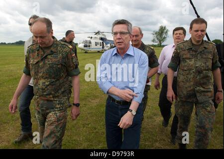 Penkefitz, Germania. Xiii Giugno, 2013. Ministro tedesco della difesa Thomas de Maiziere visite soldati della Bundeswehr in corrispondenza di una diga vicino Penkefitz, Germania, 13 giugno 2013. I soldati del battaglione della logistica 141 da Neustadt am Ruebenberge dighe rinforzato con sacchi di sabbia nella zona Luechow-Dannenberg. Foto: Sebastian Kahnert/dpa/Alamy Live News Foto Stock