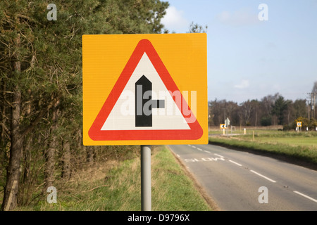 Triangolare di cartello stradale per svolta a destra incrocio davanti, Sutton, Suffolk, Inghilterra Foto Stock