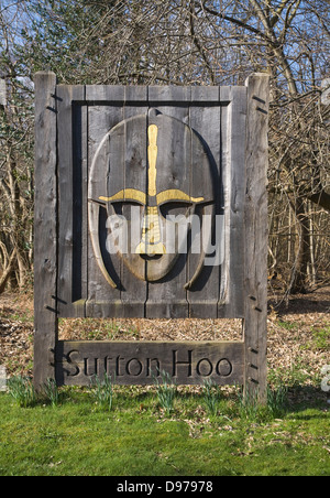 Casco sassone entrata segno a Sutton Hoo Anglo-sassone sito sepolcrale, vicino a Woodbridge, Suffolk, Inghilterra Foto Stock