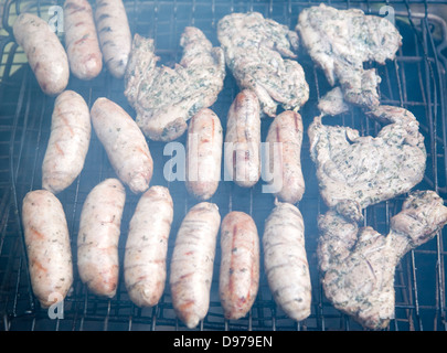 Salsicce e hamburger di manzo per la cottura su barbecue grill Foto Stock