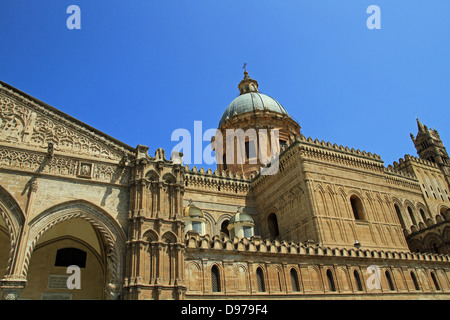 La Cattedrale di Palermo è la chiesa cattedrale di la chiesa romana-cattolica dell Arcidiocesi di Palermo, si trova a Palermo, Sicilia. Foto Stock