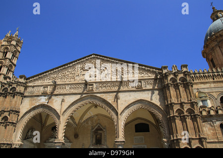 La Cattedrale di Palermo è la chiesa cattedrale di la chiesa romana-cattolica dell Arcidiocesi di Palermo, si trova a Palermo, Sicilia. Foto Stock