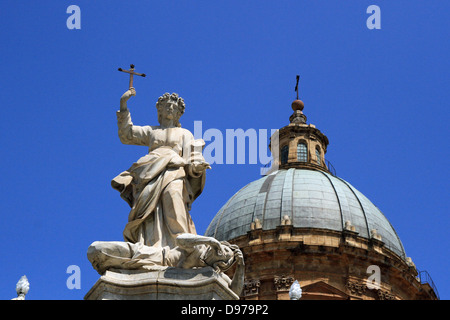 Santa Rosalia - patrono di Palermo sorge fuori la Cattedrale di Palermo Foto Stock