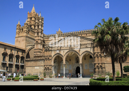 La Cattedrale di Palermo è la chiesa cattedrale di la chiesa romana-cattolica dell Arcidiocesi di Palermo, si trova a Palermo, Sicilia. Foto Stock