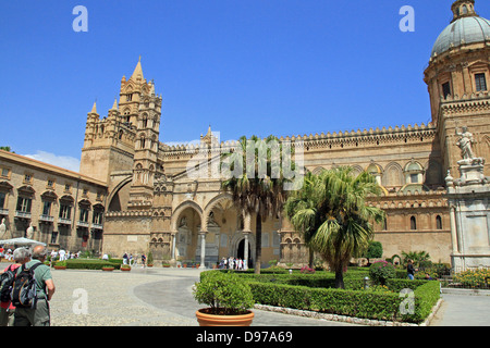 La Cattedrale di Palermo è la chiesa cattedrale di la chiesa romana-cattolica dell Arcidiocesi di Palermo, si trova a Palermo, Sicilia. Foto Stock