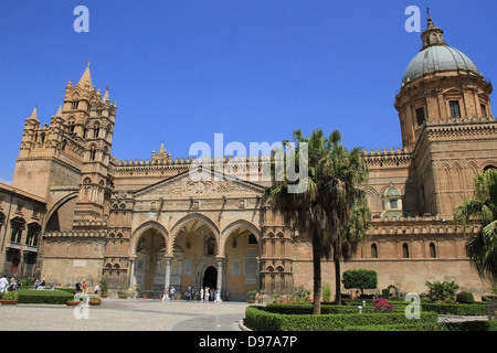 La Cattedrale di Palermo è la chiesa cattedrale di la chiesa romana-cattolica dell Arcidiocesi di Palermo, si trova a Palermo, Sicilia. Foto Stock