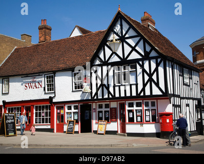 Il Cigno storico pub nel centro della città di Braintree, Essex, Inghilterra Foto Stock