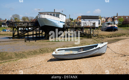 Case galleggianti sul litorale a West Mersea, Mersea Island, Essex, Inghilterra Foto Stock