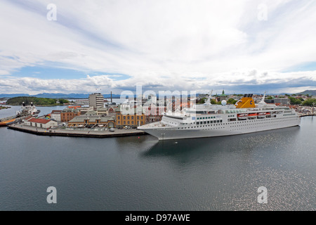 Crociera Costa nave attraccata per tutta la notte a Stavanger's Harbour - Norvegia Foto Stock