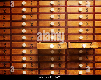 Omikuji scatola di legno presso il Tempio di Senso-ji di notte Foto Stock