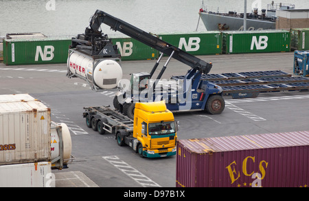 European container terminal, le operazioni di manipolazione, gru, sollevatori mobili. Foto Stock