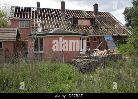 Casa essendo demolito, Shottisham, Suffolk, Inghilterra tetto in amianto piastrelle impilate per la rimozione in sicurezza. Foto Stock