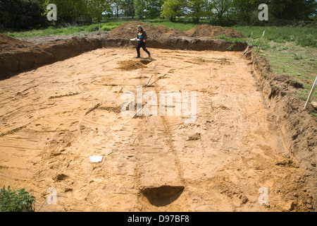 Gli archeologi scoprire preistorico di confine campo fossa durante lo scavo sul nuovo terreno edificabile, Shottisham, Suffolk, Inghilterra Foto Stock