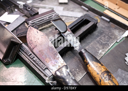 Tradizionali strumenti di stampa su un banco di lavoro. Artigianalità, stampa tipografica, tipografia. Foto Stock