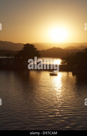 Tramonto sul lago Pichola, Udaipur Foto Stock