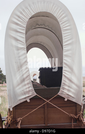 Interno di un carro coperto replica sul Oregon Trail, Scotts Bluff National Monument, Nebraska. Fotografia digitale Foto Stock