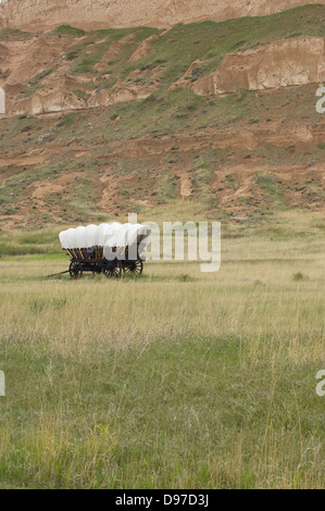 Carro Conestoga replica sul Oregon Trail, Scotts Bluff National Monument, Nebraska. Fotografia digitale Foto Stock