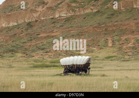 Carro Conestoga replica sul Oregon Trail, Scotts Bluff National Monument, Nebraska. Fotografia digitale Foto Stock