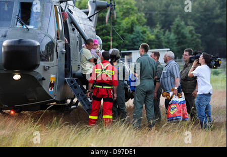 Wuster Damm, Germania. 12 Giugno, 2013. Un elicottero Bundeswehr evacua le vittime delle alluvioni della zona intorno a Hohengoehren, Neuermark-Luebars e Schoenhausen vicino Wuster Damm, Germania, 12 giugno 2013. Foto: Ole Spata/dpa/Alamy Live News Foto Stock